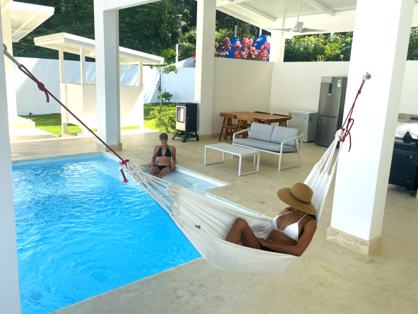 pool-girls-casa-blanca-pavones