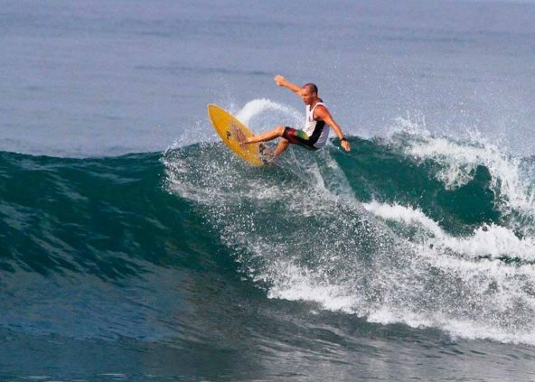 sunzal-surfing-waves-surfer