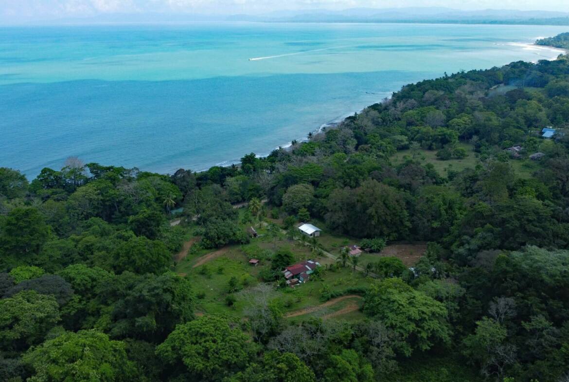 paraiso-mangle-1.24-acres-with-house-walk-to-beach