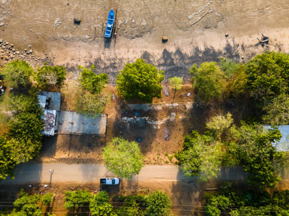 beachfront-lot-in-town-in-playa-el-astillero