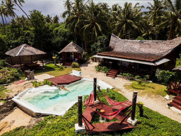 Simeulue-surflodges-pool-area-air