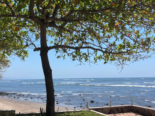 beachfront-villa-on-playa-el-flor