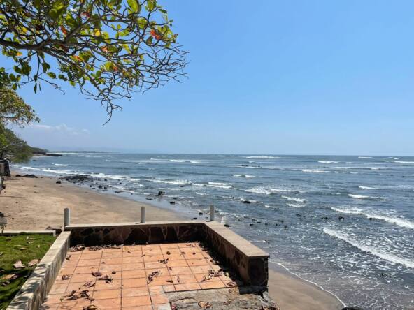 beachfront-villa-on-playa-el-flor