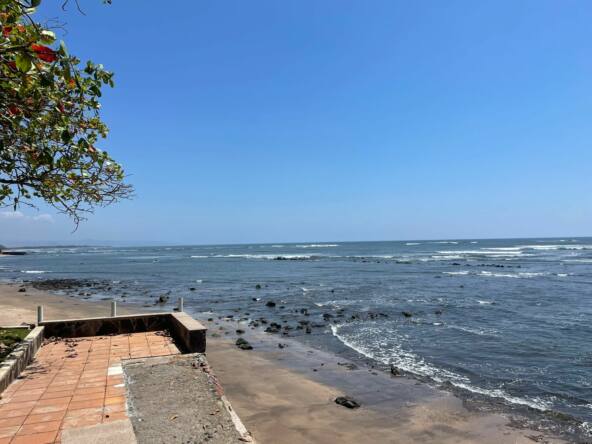 beachfront-villa-on-playa-el-flor