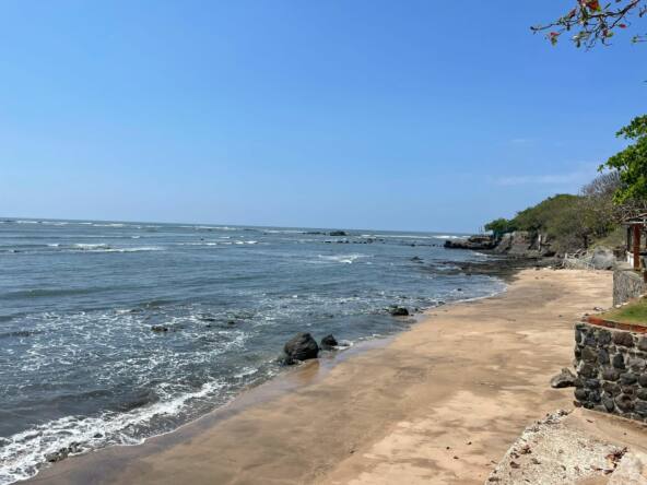 beachfront-villa-on-playa-el-flor