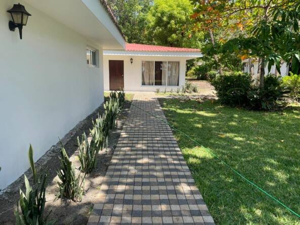 beachfront-villa-on-playa-el-flor