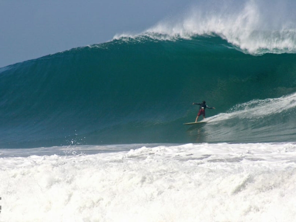 pascuales-surfer-right